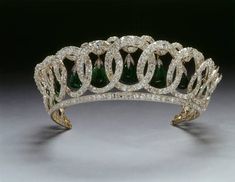 Queen Mary Valdimir tiara Queen Elizabeth ii valdimir pearldrop tiara for her About stone stone  ctw : 35.00ctw Stone  Setting : Pave stone Clarity : SI3-I1 stone Color : white About Silver Silver Purity : .925 Silver Weight :180.00gms About Gemstone Additional Stone : pearl Gemstone ctw : 35.00ctw Gemstone Shape : Emerald Queen Mary Of England, Lovers Knot Tiara, Familia Real, Queen Mary, Pearl Gemstone, Tiaras And Crowns, Queen Elizabeth Ii, Elizabeth Ii, Pearl Drop