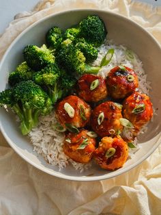 Hot Honey Chicken Meatball Bowls - Brocc Your Body Chicken Meatball Bowls, Stir Fry Lettuce, Carissa Stanton, Meatball Bowls, Brocc Your Body, Asian Chicken Meatballs, Teriyaki Chicken Meatballs, Turkey Stir Fry, Hot Honey Chicken