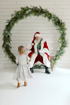 Christmas Pictures Set Up, Giant Wreath Backdrop, Wreath Photo Backdrop, Christmas Backdrops For Photos With Santa, Santa Photo Setup, Picture With Santa Backdrop, Giant Wreath Photoshoot, Simple Christmas Backdrops For Photos, Santa Photo Backdrop Ideas Diy