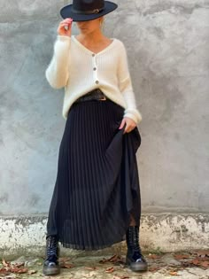 Long Black Pleated Skirt Outfit, Black Pleated Skirt Outfit Winter, Maxi Pleated Skirt Outfit, Skirt And Combat Boots Outfit, Navy Skirt Outfit, Black Pleated Skirt Outfit, Maxi Black Skirt, Maxi Pleated Skirt, Sweater Over Dress