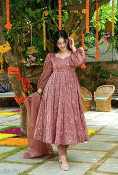 Frock Models, Simple Dress Casual, Simple Frock Design, Long Frock Designs, Long Gown Design, Simple Frocks, Anarkali Dress Pattern, Simple Kurti Designs, Frock For Women