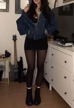 Look Grunge, Vest Outfit, Sweater Outfit, Womens Sweater, Looks Black, Swaggy Outfits, American Beauty, Outfit Inspo Fall, Cute Simple Outfits