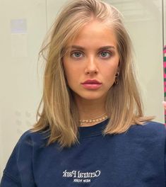 Blonde Lobs Thick Hair, Blonde Haircut Fine Hair, Haircuts For Blonde Hair Short, Short Hair For Blondes, Half Head Highlights Blonde Short Hair, Medium Blonde Short Hair, Blonde Collar Bone Length Hair Curtain Bangs, Short Blonde Hair Shoulder Length, Haircuts For Fine Blonde Hair