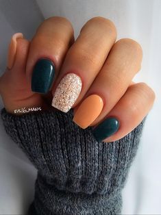 One Color Design Nails, Fall Nails Ideas September, Dip Powder With Designs, Fall Modern Nails, October Dipped Nails Ideas, Simple Fall Nails Natural, Dip Nail Ideas For Fall, Fall Inspired Pedicure, Cute Short Dip Nails Fall