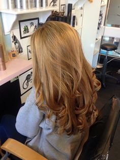 Bouncy blow dry and gorgeous highlights for a natural caramel blonde #blonde… Carmel Hair Color, Carmel Highlights, Golden Brown Hair Color, Highlight Hair, Honey Hair Color, Golden Brown Hair, Trending Hair, Vacation Hairstyles, Caramel Blonde