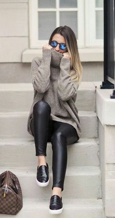 Travel outfit. Brown oversized jumper, leather leggings, black slip on sneakers, & shades. 100 Winter Outfits, Leather Tights, Bohol, Outfit Trends, Winter Trends, Winter Mode, Fashion Winter