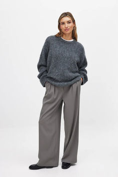 Wool Blend Oversized Sweater Italy Outfits Women, Fall Italy Outfits, Tops Fall Outfits, Oversized Pants, Oversize Pullover, Low Waist Jeans, Italy Outfits, Style Inspiration Fall, Sweater Grey