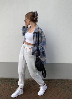 Womens Joggers Outfit, Outfit Ideaa, Outfits Leggins, Jogger Outfit, Cute Travel Outfits, Winter Mode Outfits, Check Jacket, Streetwear Mode