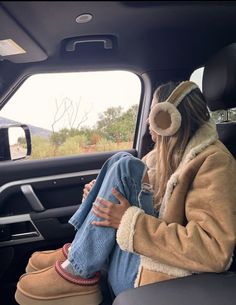 fall, winter, fall outfit inspo, winter outfit inspo, uggs, ugg slippers, fall shoes, winter shoes, photo ideas, fur, fur jacket, leather, leather jacket Ugg Earmuffs, Ugg Boots Outfit, Winter Mode Outfits, Autumn Fits, Uggs Outfit, Cold Outfits, Winter Fits, Mode Inspo