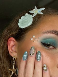 mermaid siren inspo makeup pearls gold nails shells details Mermaid Hair And Makeup Halloween, Mermaid Costume Aesthetic Halloween, Mermaid Fishnet Makeup, Mermaid Makeup Inspiration, Easy Mermaid Eye Makeup, Lagoona Blue Makeup Look, Ursula Makeup Inspired, Long Sleeve Mermaid Costume, Mermaid Rhinestone Makeup