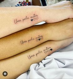 two people with matching tattoos on their arms and the words una pela outro