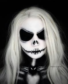 Halloween makeup look Trucco Glam, Skeleton Face Paint, Makeup Zombie, Fantasy Make-up, Halloween Makeup Look, Halloween Make-up Looks, Halloweenský Makeup, Skeleton Face, Creepy Halloween Makeup