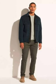 Men’s Casual Winter Looks, Mens Fall Outfits With Sneakers, Men’s Overshirt, Overshirt Men Outfit Winter, Man Thanksgiving Outfit, Semi Business Attire Men, Mens Green Chinos, Men’s Overshirt Outfit, What To Wear With Green Pants Winter