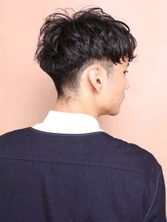 いまやメンズヘアスタイルの定番と化した「ツーブロック」。ひとことにツーブロックヘアと言っても「サイドのみに少し刈り上げを入れて、上から髪をかぶせたようなさりげなくソフトなツーブロック」から、「サイドからバックまでガッツリ刈り上げ、トップを思い切り長く残したハードなポンパドールツーブロック」まで、様々な種類に細分化されている。今回は８つのカテゴリーにツーブロックヘアを分類し、定番から最旬ヘアスタイルまでピックアップ！ ①ビジネスツーブロック 「好感度を高める引き算が重要！」 業種にもよるが、ビジネスシーンにおいては極端なツーブロックヘアは職場や取引先で浮いてしまうだけではく"顰蹙(ヒンシュク)"を買う可能性さえある。サイドからバックまで刈り上げてトップと前髪を思い切り長く残すようなヘアスタイルはNGなことが多いのでは？そこで「刈り上げはサイドのみにする」「トップとサイドも短めにカットして長短の差を抑える」「サイドに髪をかぶせてスタイリングして刈り上げ部分を強調しない」などいかに控えめな要素を入れて好感度を上げるかがポイントだ。 ビジネスショートツーブロックス... Korean Men Hairstyle, Tomboy Hairstyles, Short Grunge Hair, Hairstyle For Men, Best Hairstyle, Big Head