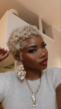 Curly teeny weeny afro, Twa hairstyle Finger Waves Short Hair, Blonde Natural Hair, Natural Hair Cuts, Natural Hair Short Cuts, Curls For The Girls, Short Hair Black, Short Sassy Hair, Pelo Afro, Sassy Hair