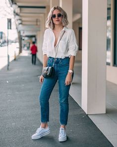 Mom Jeans: A calça que vai te deixar cool! Lined Shirt Outfit, Jeans T-shirts, Men’s Shirt Outfit For Women, Casual French Outfits, 23 Style, Shirts Outfit, Outfit 2023, Mom Jeans Outfit