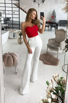 Red Top Outfit, Red And White Outfits, White Flare Pants, White Pants Outfit, White Flares, Valentines Outfits, Flared Pants, Mode Inspo, Red Outfit