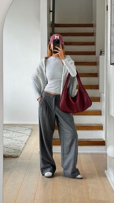 Grey Suit Trousers Women Outfit, Beige Suit Pants Outfit, Grey Suit Pants Outfit Women, Grey Trousers Outfit Women, Gray Trousers Outfit, Gray Pants Outfit, Grey Outfit Ideas, Grey Trousers Outfit, Outfit Ideas For Autumn