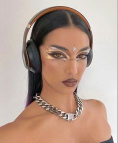 Graphic Liner Looks, Wrong Answers Only, Liner Looks, Futuristic Makeup, Artsy Makeup, Brown Girls Makeup, Face Art Makeup, Graphic Makeup, Ethereal Makeup