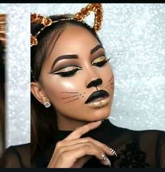 Dramatic cut crease eyeshadow Kitten Makeup, Leopard Makeup Halloween, Halloween Schminke, Poison Ivy Makeup, Makeup Carnaval, Cheetah Makeup, Kitty Face Paint, Cat Halloween Makeup, Crease Eyeshadow