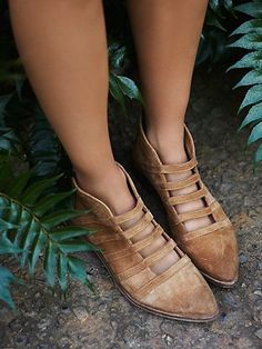 Spring Boots, Mode Boho, Cooler Look, Shoe Closet, On The Ground, Crazy Shoes, Shoe Obsession, Shoe Lover, Stylish Shoes