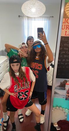 Y2k Duo Costumes, Basketball Players Halloween Costumes, Spirit Week Sports Day Outfits, Pj Spirit Week Outfit, Halloween Sports Costumes, Celeb Costume Ideas, Sport Costume Ideas, Characters To Dress Up As, Dress As Your Type Spirit Week