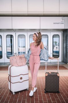 Stylish Sweatpants Outfits, Girl Talks, Cute Airport Outfit, Comfy Airport Outfit, Comfy Travel Outfit, Southern Curls And Pearls