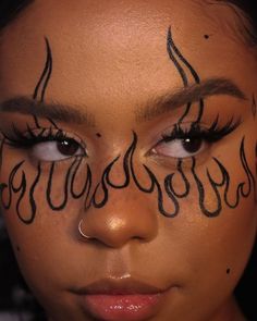 Black Graphic Liner Looks, Goth Graphic Liner, Maquillage Aesthetic, Maquillaje Dark, Graphic Liners, Tattoos Colorful, Fire Makeup, Black Flames, Maquillage Yeux Cut Crease