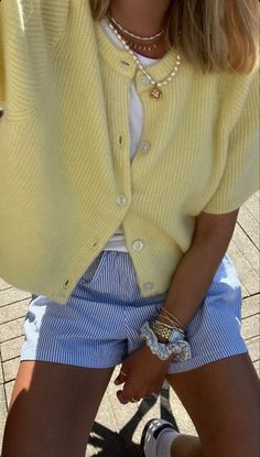 Spanish Summer Fashion, Rom Com Aesthetic Outfits, Cute Outfits Inspiration, Nyc Fits Summer, Summer Outfits Colorful, Tropical Outfit Ideas, Paris Outfits Summer, Prep Aesthetic, Campus 00