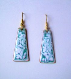 THIS IS FOR A PAIR OF ENAMEL ON COPPER DANGLE EARRINGS. LONG ABSTRACT SHAPE WITH TEAL GREEN/WHITE COLORS IN A SWIRLED PATTERN  1 1/4" TALL  SURGICAL STEEL FRENCH WIRES BEAUTIFUL PIECE NEW OLD STOCK THANKS FOR LOOKING I COMBINE SHIPPING Artisan Jewelry Earrings, Abstract Shape, Handcrafted Artisan Jewelry, French Wire, White Colors, Earrings Long, White Enamel, Teal Green