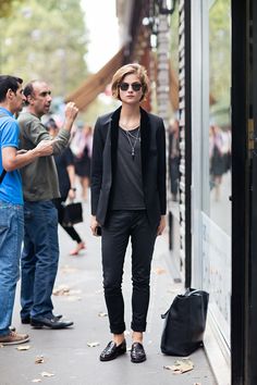 Black. How To Wear Loafers, Casual Punk, Elegante Y Chic, Style Hip Hop, Casual Styles, Androgynous Fashion, Looks Black, Street Look, Business Outfit