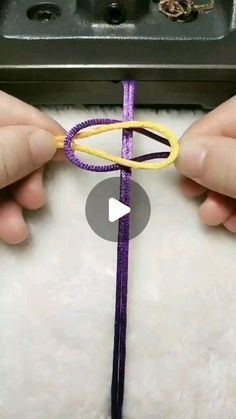 Beginner Macrame Projects, Paracord Bracelet Instructions, Cord Bracelet Diy, Beginner Macrame, Sliding Knot Bracelet, Teen Crafts, Paracord Bracelet Tutorial