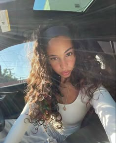 Curly Hair Outfits Winter, Curly Hair Winter, Adorable Hairstyles, Perfect Curly Hair, Curly Hair Inspo, Selfie Pics, Maria Isabel, Curly Hair Photos, Curly Hair Inspiration