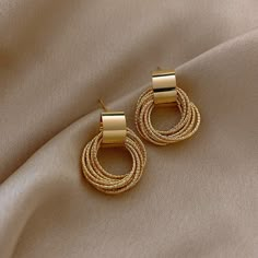 Brinco Círculos Banhado a Ouro 18K - Murano Joias Geometric Statement Earrings, Dorothy Dandridge, Metallic Gold Color, Long Chain Earrings, Korean Jewelry, Gold Earrings For Women, Unusual Earrings, Big Hoop Earrings