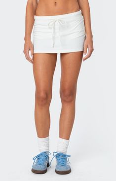 White Cotton Skort With Short Inseam, White Casual Mini Skirt With Short Inseam, Sporty White Skort For Day Out, Casual White Mini Skirt With Short Inseam, Sporty Mini Skort With Elastic Waistband, White Cotton Tennis Skirt With Built-in Shorts, White Casual Short Tennis Skirt, White Mini Tennis Skirt With Elastic Waistband, White Cotton Mini Hem Skort