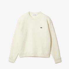 An iconic fit for an iconic sweater. A sporty, yet elegant look. Your new Lacoste essential. Moss Stitch Sweater, Lacoste Outfit, Lacoste Sweatshirt, Polo Lacoste, 90s Runway Fashion, Stitch Sweater, Wool Sweaters Womens, Lacoste Women, Moss Stitch