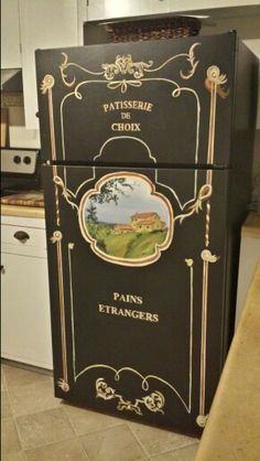 an old fashioned refrigerator is painted black with gold trimmings and the words paris etrangrs on it