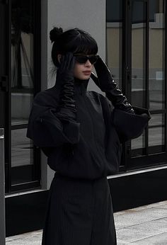 Dark High Fashion Aesthetic, Dark Style Aesthetic, Strong Outfits, Underground Outfit, Black Style Aesthetic, Goth Street Style, Gothic Minimalist, Edgy Elegance, روتين العناية بالبشرة