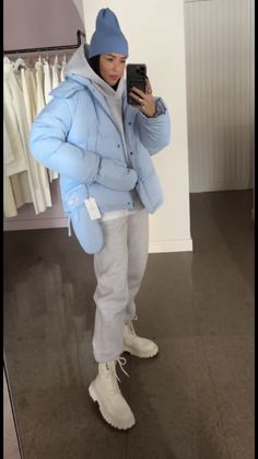 Blue Puffer Jacket Outfit, Light Blue Puffer Jacket, Puffer Jacket Outfit, Comfy Casual Outfits, Winter Attire, Zara Outfit, Cold Outfits, Harbin, Trendy Fall Outfits