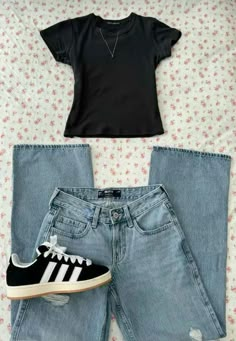 Cute Campus Outfits, Cute Summer Outfits 2024, Basic Outfits For School Summer, Short Sleeve Outfits, Looks Adidas, Campus Outfit, Angelina Ballerina, Back To School Fits, School Fit