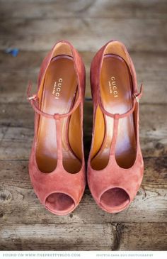 Love this color with a white skirt, or pants, maybe a pair of dark blue denim sk jeans? Shoe Lover, Beautiful Shoes, Cute Shoes, Look Fashion, Wedding Shoes, Jimmy Choo