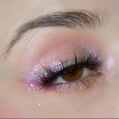 Gen Z Makeup, Makeup Douyin, Ethereal Makeup, Unique Makeup, Winter Makeup, Creative Eye Makeup, Model Aesthetic, Glitter Eyes, Baddie Makeup