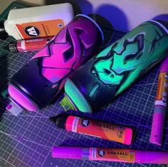 the contents of a pair of sneakers are on a table with markers, pens and crayons