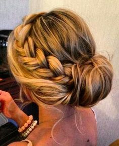 Side braid into messy bun. Laid back yet classy! Easy Braided Updo, Easy Work Hairstyles, Side Bun Hairstyles, Hair Bun Tutorial, Hair Prom, Super Hair, Braided Hairstyles Updo, Penteado Cabelo Curto, Wedding Idea