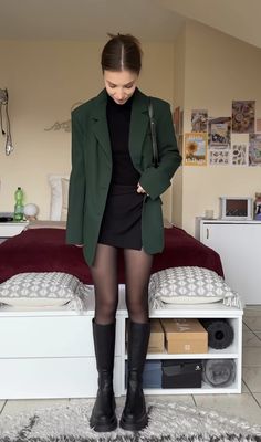 Old Money Fashion, Rok Outfit, Mode Ulzzang, Female Office, Money Fashion, Rock Outfit, Green Blazer