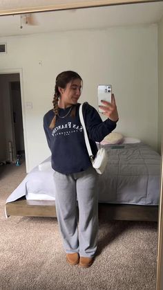 Rainy Day Sweatpants Outfit, Sweat Fits, Styling Gray Sweatpants, What To Wear With Wide Leg Sweatpants, What To Wear With Blue Sweatpants, Straight Leg Sweatpants Outfit Winter, Dark Grey Sweatpants Outfit Winter, Flared Sweats Outfit