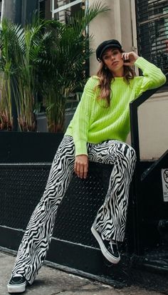 Green And Zebra Outfit, Zebra Pants Outfit Street Styles, Bold Outfits Aesthetic, Frock Fashion, Classy Prom Dresses, London Outfit, Carrie Bradshaw