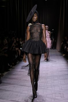 Nina Ricci Spring 2025 Ready-to-Wear Collection [PHOTOS] Nina Ricci Dress, Designer Must Haves, Harris Reed, Black Runway, Runway High Fashion, Runway 2024, 2020s Fashion, Outfits Concert, Fashion Highlights