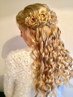 Medici Hairstyles, Victorian Style Hair, Antique Hairstyles, Regency Hairstyles Curly, 1500s Hairstyles, Victorian Hair Styles, Midevil Hair Styles, Braid With Flowers, Regency Era Hair