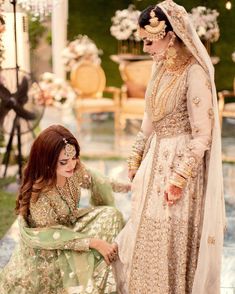 Sister Wedding Pictures, Haldi Ceremony Outfit, Sisters Photoshoot, Bride Photography Poses